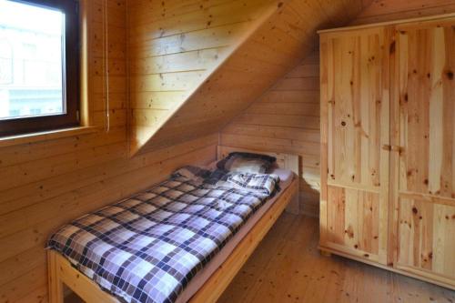 Cabaña de madera con cama en el ático en Terraced Houses, Sianozety, en Sianożęty