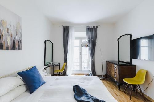 A bed or beds in a room at Elegant Apartment Via Veneto by Varental