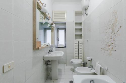 A bathroom at Elegant Apartment Via Veneto by Varental