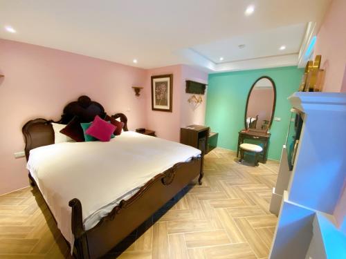 a bedroom with a bed and a tv in a room at Homie B&B in Hualien City