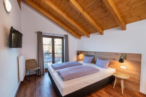 ein Schlafzimmer mit einem großen Bett und einem Fenster in der Unterkunft Chaletpark Diemelsee in Heringhausen