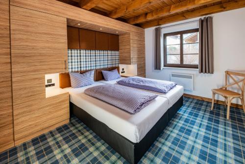 a bedroom with a large bed in a room at Chaletpark Diemelsee in Heringhausen