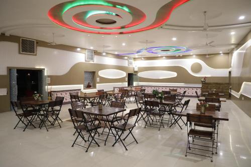 Restoran või mõni muu söögikoht majutusasutuses Shivam Palace & Resort