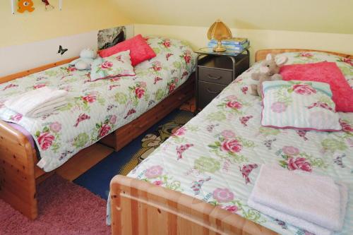 um quarto com 2 camas individuais e uma mesa de cabeceira em holiday home, Nowe Warpno em Nowe Warpno