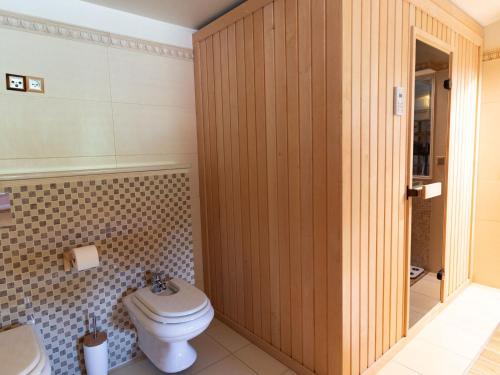 斯維諾烏伊希切的住宿－holiday home, Swinoujscie，一间带卫生间和水槽的浴室