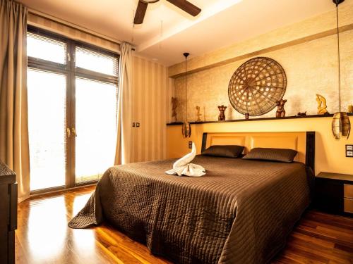 una camera da letto con un letto con sopra un uccello bianco di Holiday Home near Baltic Sea & Swinoujscie a Świnoujście