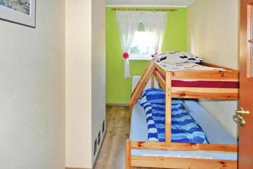 Stepnica的住宿－Holiday flat, Stepnica，一间卧室设有两张双层床和一扇窗户。