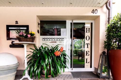 una puerta delantera de una casa con plantas en Hotel Gambrinus Arnsberg, en Arnsberg