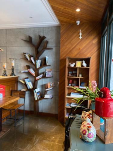 a room with a table and a vase with a plant at Homie B&B in Hualien City