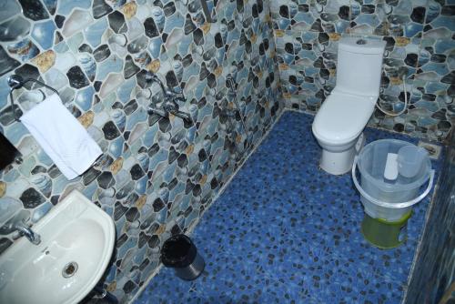 bagno con lavandino e servizi igienici di Clarissa Resort Goa a Saligao