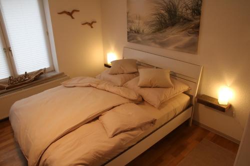 a bedroom with a bed with two pillows on it at Gemütliches Meeresstübchen, zentrums- und hafennah in Neustadt in Holstein