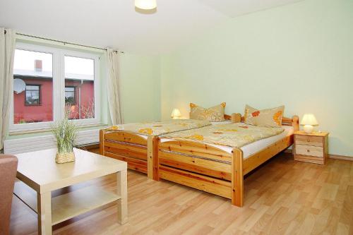 Un dormitorio con una cama grande y una ventana en Apartment, Ribnitz-Damgarten en Ribnitz-Damgarten