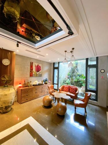 a living room with a table and an aquarium at Homie B&B in Hualien City