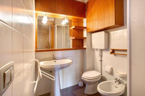 a small bathroom with a toilet and a sink at Cascina Taronico in Bellagio