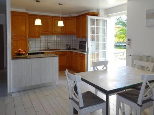 - une cuisine avec une table, une table et des chaises dans l'établissement Stone House in Brittany near Concarneau, à Fouesnant