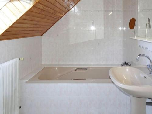 une salle de bain blanche avec une baignoire et un lavabo dans l'établissement Stone House in Brittany near Concarneau, à Fouesnant