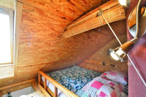 um pequeno quarto com uma cama numa pequena casa em holiday home, Drzonowo em Bogusławiec