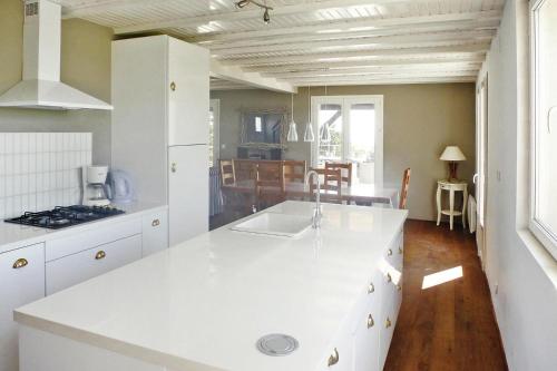 une cuisine avec un comptoir blanc et une table dans l'établissement Holiday Home in Chenac with Stunning Terrace Views, à Chenac Saint Seurin D'uzet
