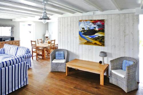 un salon avec un canapé, des chaises et une table dans l'établissement Holiday Home in Chenac with Stunning Terrace Views, à Chenac Saint Seurin D'uzet