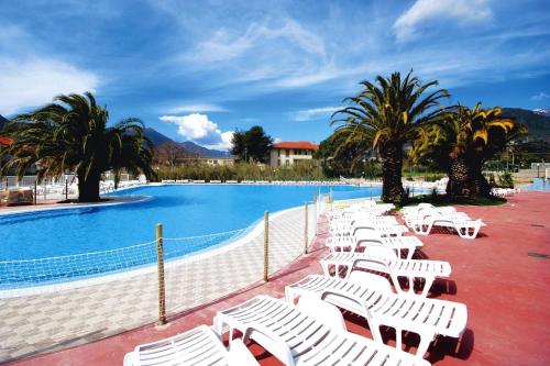 Piscina di Holiday resort Ai Pozzi Village Spa Resort Loano - ILI02226-SYA o nelle vicinanze
