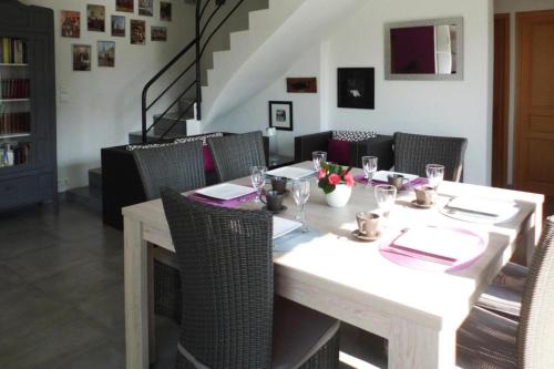 une salle à manger avec une table et des chaises en bois dans l'établissement Villa in Perros-Guirec near Pink Granite Coast, à Perros-Guirec