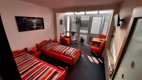 a living room with red furniture and a window at Pension Zita in Znojmo