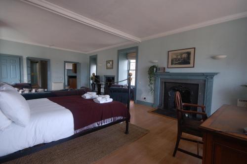 1 dormitorio con 1 cama y chimenea en High St Flat, en Edimburgo