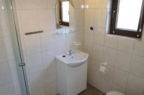 un bagno bianco con lavandino e WC di Terraced House in Rewal near Baltic Beach a Rewal