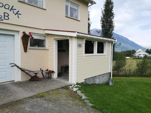 a small house with a picnic table in front of it at Elvebakk Bed & Breakfast in Reed