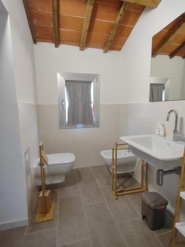 y baño con lavabo y aseo. en CorteZecchina, en Piove di Sacco