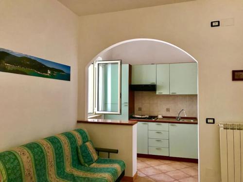 eine Küche mit einem Torbogen und einem Stuhl in einem Zimmer in der Unterkunft Villa I Gemelli in Vieste