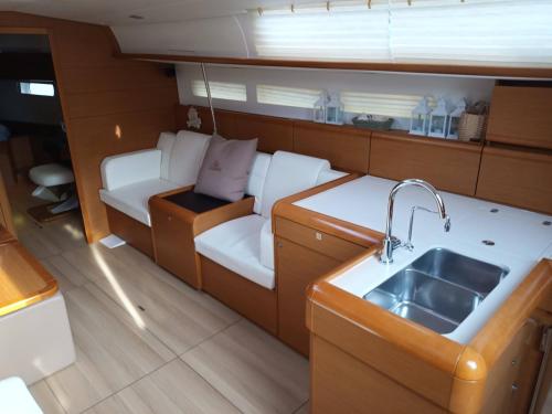 a kitchen and a sink in a boat at BARCA Alto Livello in Lido di Ostia