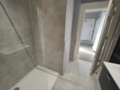 Et badeværelse på JOIVY Luxurious Apt on Notable George Street