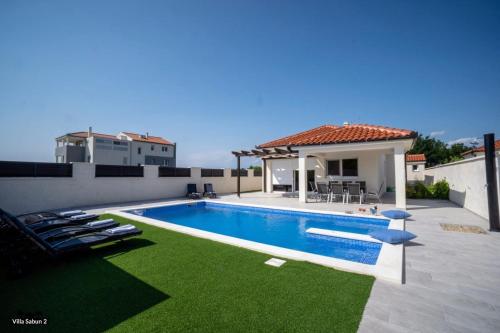 Foto da galeria de Villas Sabun - modern house with heated pool em Privlaka