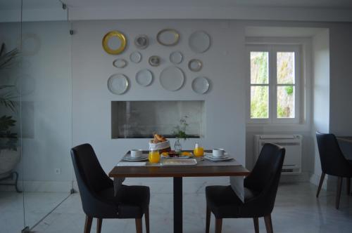 a dining room with a table and chairs at Villa Bela Vista in Sintra
