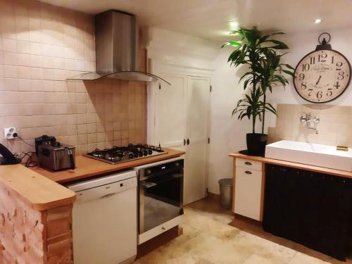 eine Küche mit einer Spüle und einem Herd Top-Backofen in der Unterkunft Appartement de 3 chambres avec wifi a Beaucaire in Beaucaire