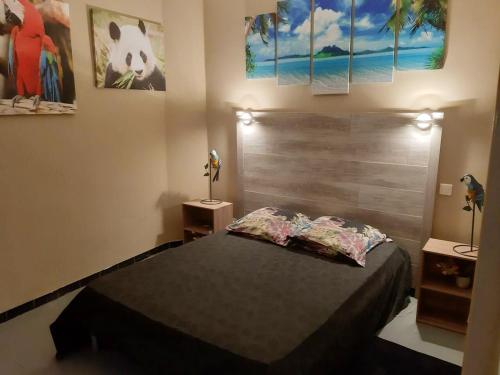 ein Schlafzimmer mit einem großen Bett mit zwei Nachttischen in der Unterkunft Appartement de 3 chambres avec wifi a Beaucaire in Beaucaire