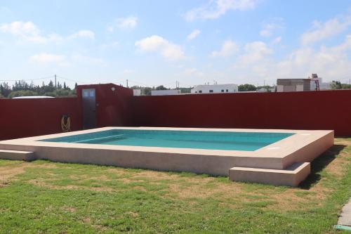 een zwembad op het dak van een huis bij Chalet Brisa Veraniega in Conil de la Frontera