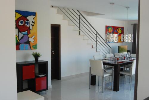 a dining room with a table and a staircase at Exclusieve Villa met zeezicht en privézwembad in Atalaia in Lourinhã