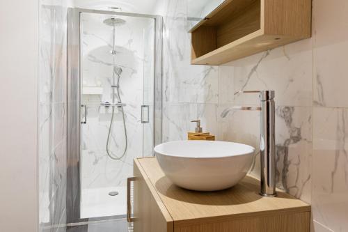 y baño con lavabo y ducha. en DIFY Grillet - Cordeliers, en Lyon