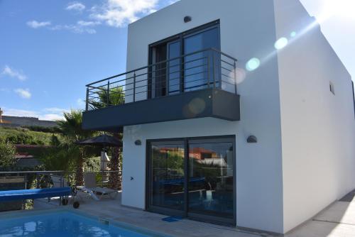 Casa con balcón y piscina en Exclusieve Villa met zeezicht en privézwembad in Atalaia, en Lourinhã