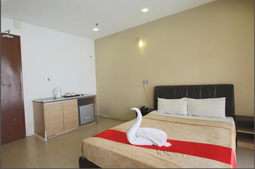 a room with a bed with a swan on it at T Hotel Jalan Tar in Kuala Lumpur