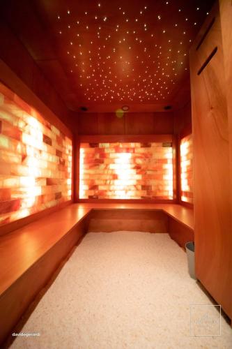 uma sauna japonesa com uma parede de tijolos em L'oro dei fiori (Honey spa) em Ripacandida
