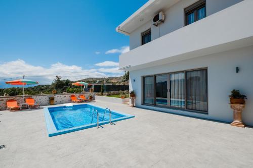 uma villa com uma piscina e uma casa em Vivian's cosy house! em Valsamónero