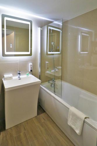 Salle de bains dans l'établissement Hôtel Napoléon