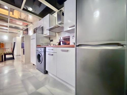 een keuken met een koelkast en een vaatwasser bij Charming Madrid Río II in Madrid