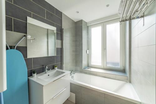 une salle de bain avec un lavabo, un miroir et une baignoire dans l'établissement ❂ LES ROCHES ❂ CHIC ❂ CENTRE ❂ 6 PERS. ❂ RDC ❂ RBNB ❂, à Mulhouse