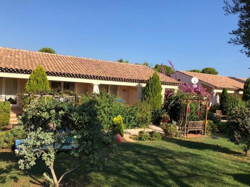 une maison avec un jardin dans la cour dans l'établissement L'orangeraie du Cap d'Antibes, à Antibes