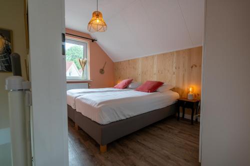 Una cama o camas en una habitación de Mosselbank 93 - Noordzeepark Ouddorp, with private front and back garden near the beach - not for companies