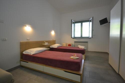 a bedroom with two beds and a window at Punto di vista in Roseto degli Abruzzi